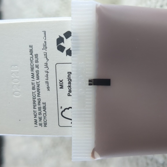 HUDA BEAUTY GloWish Multidew Tint Foundation in DEEP 11, 40ml/1.35fl oz - Picture 12 of 13